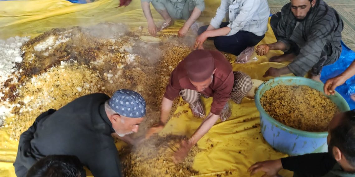 درگاہ علمدار کشمیر چرارشریف  کے احاطے میں توبہ استغفار کےساتھ سالانہ لنگر بنڈار اج تقسیم کیا گیا