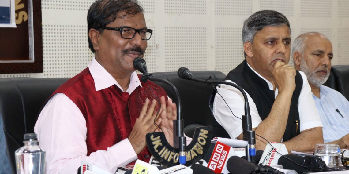 سنٹرل بیورو آف کمیونیکیشن نے داور، گریز میں انٹیگریٹڈ کمیونیکیشن اور آو ¿ٹ ریچ پروگرام کا انعقاد کیا