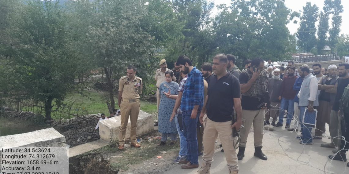 ڈی سی کپواڑہ نے پل کی بحالی کے کام کا موقع پر جائزہ لینے کے لیے خمریال (لولاب) کا دورہ کیا