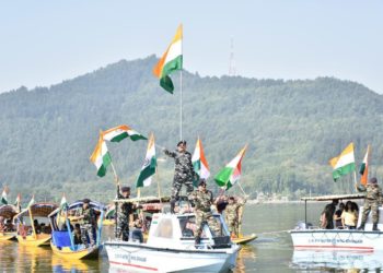 Meri Mati Mera Desh:75 years of indian independence Range Srinagar North CRPF marked the culmination of  ‘Azadi ka Amrit Mahotsav’ with boats and shikaaras