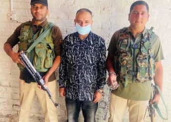 Police in Pulwama has successfully arrested a deceptive jeweller in counterfeit gold ornament scam.