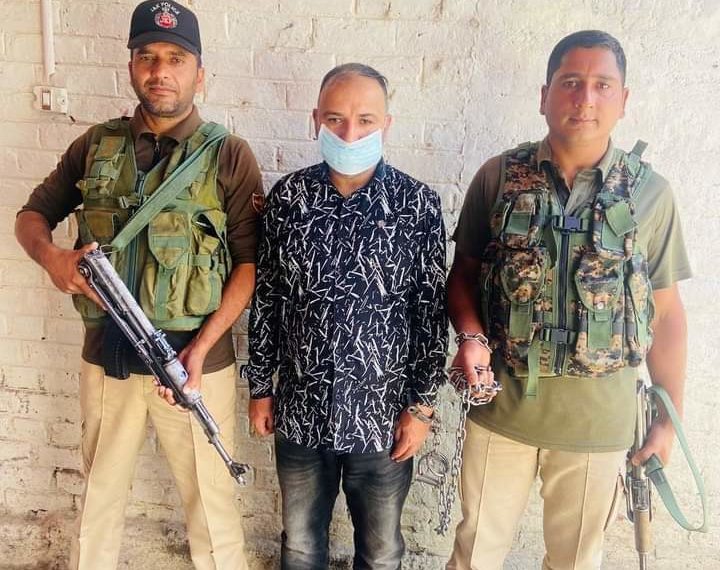 Police in Pulwama has successfully arrested a deceptive jeweller in counterfeit gold ornament scam.