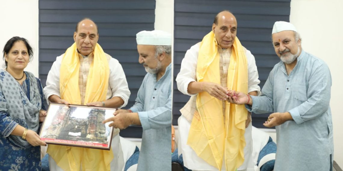 سیو شاردا کمیٹی نے وزیر دفاع راج ناتھ سنگھ سے ایل او سی ٹیٹوال  میں شاردا دیوس کی تقریبات کے بارے میں بریفنگ دینے کے لیے ملاقات کی