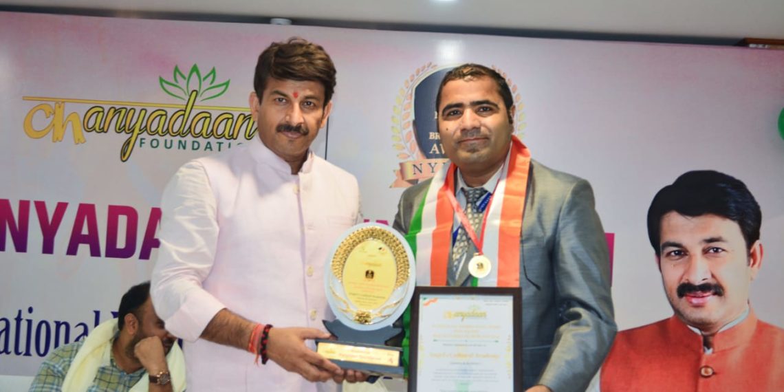 اینجلس کلچرل اکیڈمی کے صدر جناب طارق احمد شیرا کو نیشنل یوتھ بریلائنس ایوارڈ 2023 سے نوازا گیا