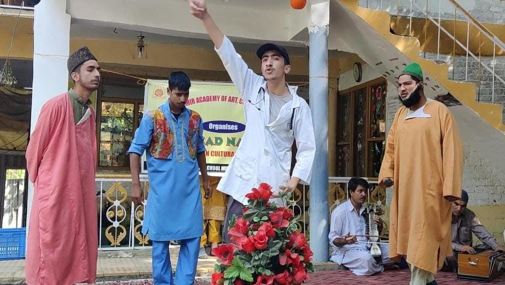 گلشن کلچرل فورم کشمیر نےکلچرل اکیڈیمی کے اہتمام سے منعقدہ پروگرام میں کیا نکڈ ناٹک پیش