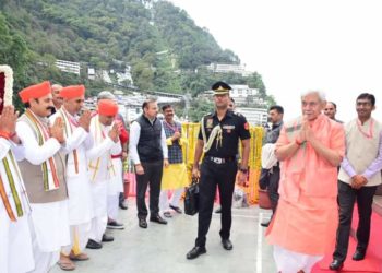 J&K | Lt Guv Manoj Sinha paid obeisance at Shri Mata Vaishno Devi Shrine on the occasion of Maha Ashtami and prayed for the peace, prosperity and progress of J&K UT.