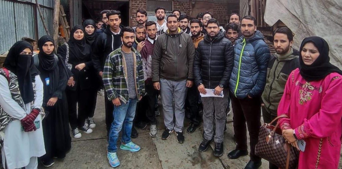 گورنمنٹ ڈگری کالج ماگام کے کامرس اور مینجمنٹ کے طلباء نے  مختلف صنعتی اداروں کا کیا دورہ