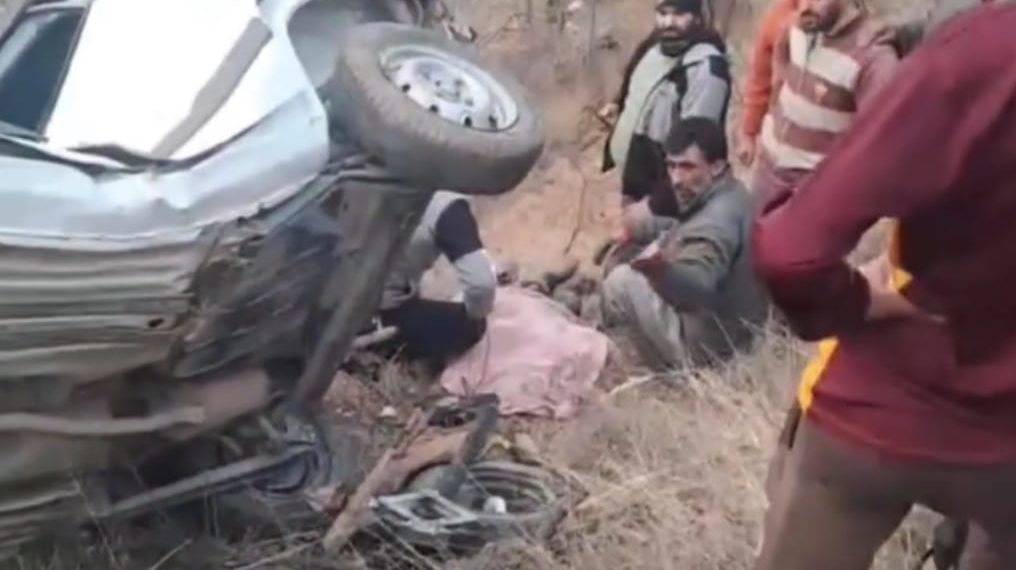 1 dead, 2 injured after vehicle skids off road in Budgam village