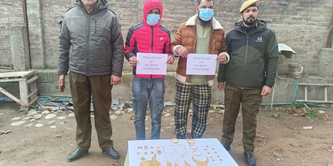 Police Arrests Two Persons In Theft Case, Stolen Gold Items Worth 12.5 Lacs Recovered In Budgam