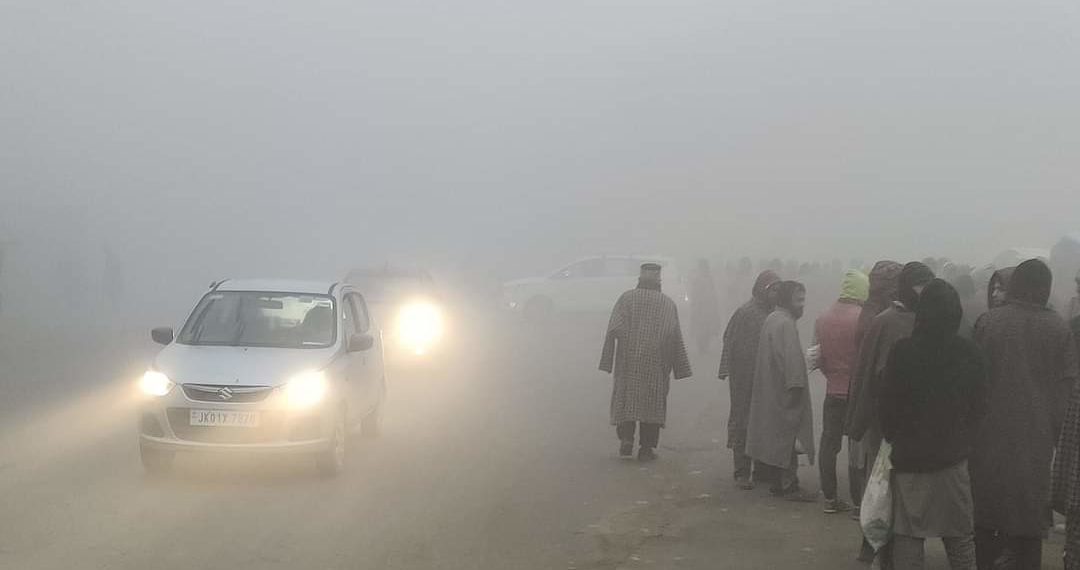 Dense fog engulfs Kashmir, Sgr shivers at minus 3.0 degree Celsius