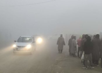 Dense fog engulfs Kashmir, Sgr shivers at minus 3.0 degree Celsius