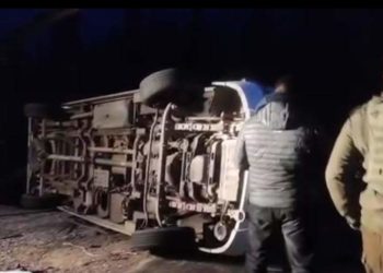 One Killed and Four Injured in Vehicle Overturning in Anantnag