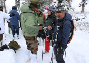 Army rescues stranded skiers in North Kashmir