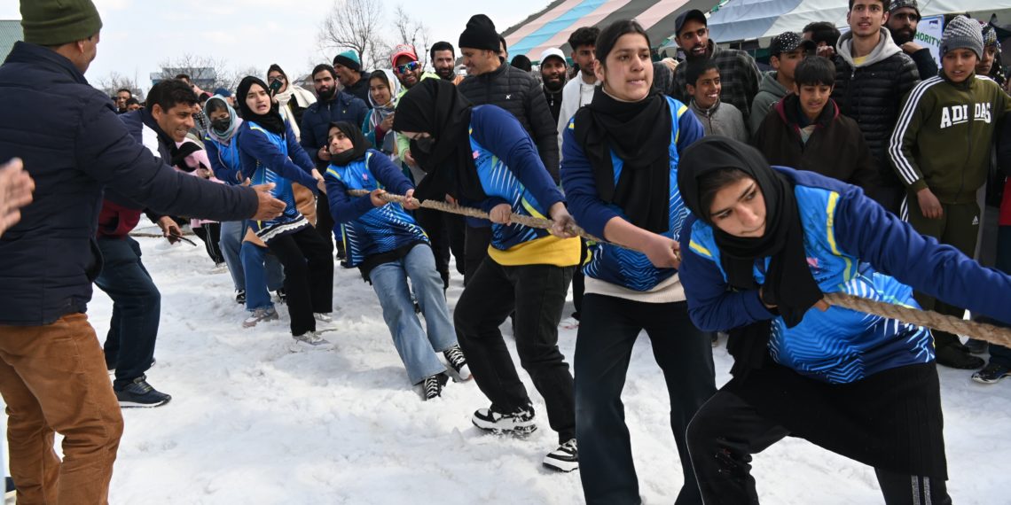 دو روزہ سرمائی کارنیول کا آغاز احربل میں تہوار کے ساتھ ہوا۔ رپورٹ مزمل یعقوب فیسٹیول کا مقصد ضلع میں سیاحت کے شعبے کو فروغ دینا اور معیشت کو فروغ دینا ہے: ڈی سی کولگام