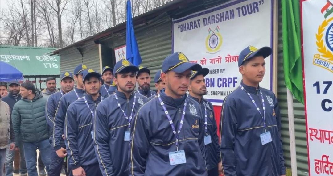 سی آر پی ایف 178 بلین طلباء کے گروپ کو بھارت درشن ٹور   کے لیے فلیگ آف کریں