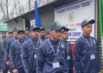 سی آر پی ایف 178 بلین طلباء کے گروپ کو بھارت درشن ٹور   کے لیے فلیگ آف کریں