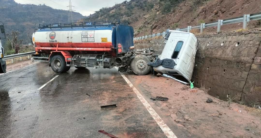 One killed after tanker collides with hillside in Udhampur
