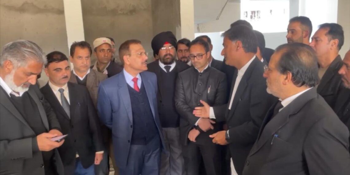 شوپیان کے انتظامی جج کا کورٹ کمپلیکس شوپیاں کا دورہ