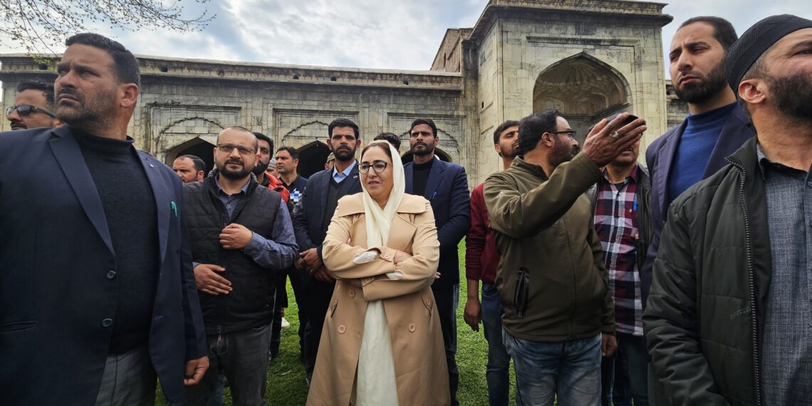 Dr Andrabi visited historic Pather Masjid Complex in Srinagar. Issued orders for the matting of whole prayer area before Eid festival