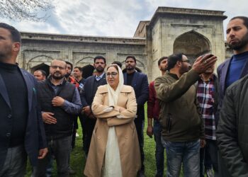 Dr Andrabi visited historic Pather Masjid Complex in Srinagar. Issued orders for the matting of whole prayer area before Eid festival
