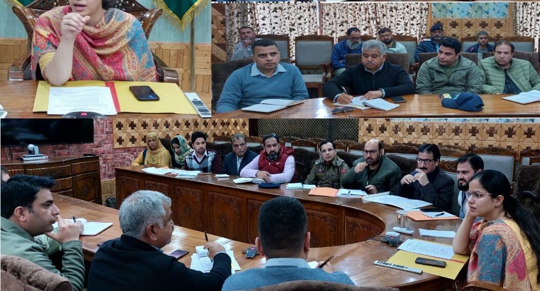 ڈپٹی کمشنر کپواڑہ نے روڈ سیفٹی کمیٹی کی میٹنگ کی صدارت  کی، متعلقہ افراد کو اوور لوڈنگ، ٹریفک کی دیگر خلاف ورزیوں  کے خلاف زیرو ٹالرینس کو یقینی بنانے کی ہدایت