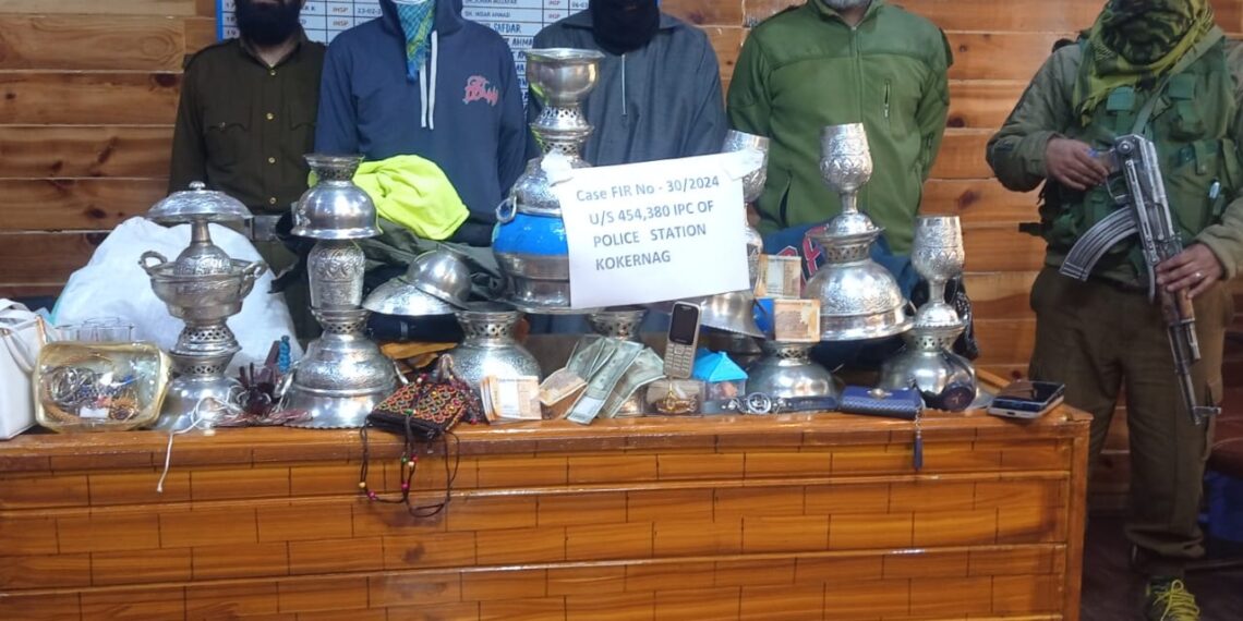 Police arrests two absconders in Anantnag