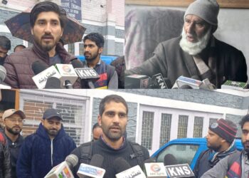 تازہ برف باری سے کرناہ کپواڑہ شاہراہ بند  سینکڑوں نوجوان 31 مارچ کو منعقد ہونے والے پٹواری امتحان کےلئے بے تاب, 10سالہ بچے کی میت بھی چوکی بل میں   درماندہ، بار صدر نے شاہراہ کو بحال کرنے کا مطالبہ کیا