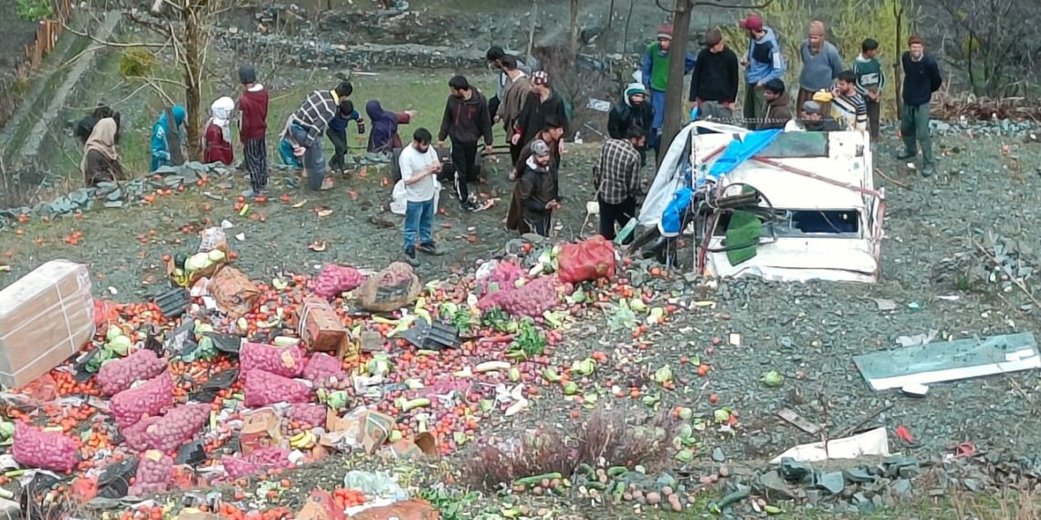 کررناہ میں سبزیوں سے بھری ٹاٹا موبائل گاڑی حادثہ کا شکار، سبزیاں تباہ ,پانچ ماہ بعد گبرہ حادثہ میں زخمی ہوا ڈرئیور بھی لقمہ اجل