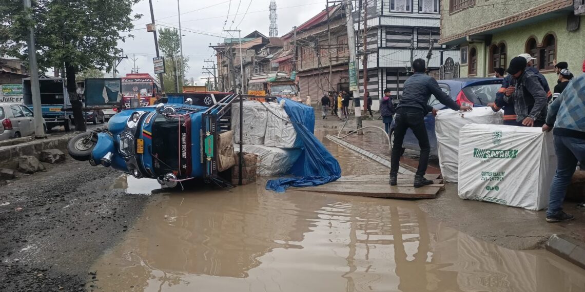 Woman among 3 injured in road accident in Srinagar’s Sakidafar
