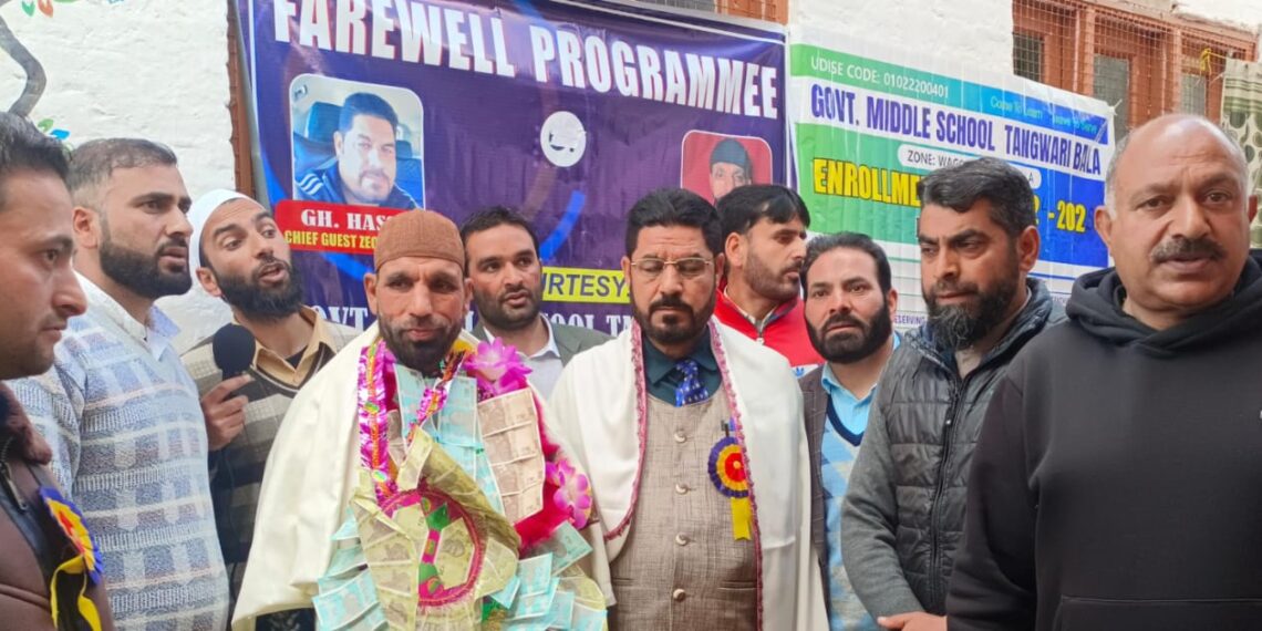 بارہمولہ ضلع میں پہلارہبر تعلیم ٹیچر نوکری سے سبکدوش