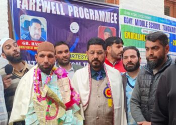 بارہمولہ ضلع میں پہلارہبر تعلیم ٹیچر نوکری سے سبکدوش