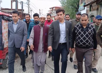 Gandbal Boat Tragedy: Div Com, DC Srinagar visit bereaved families