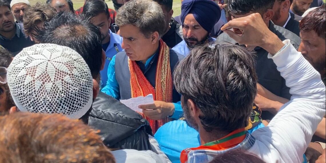 Ravinder Raina Visited Flood Prone Villages of Kupwara District