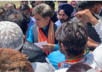 Ravinder Raina Visited Flood Prone Villages of Kupwara District