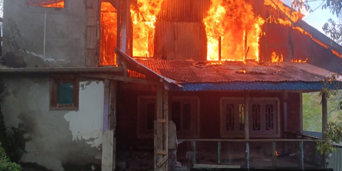 کھاوڑپارہ، کرناہ، میں عبدالرؤف کی رہائش گاہ سمیت تمام گھریلو سامان آگ سے جل کر خاکستر