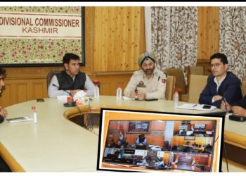 Maxi Cab drivers involved in charging exorbitant rates from tourists to be booked under law: Div Com Kashmir