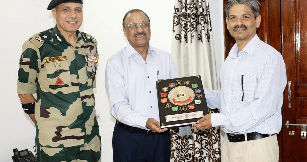 Special DG BSF and head of its Western command, Yogesh Bahadur Khurania  called on DGP RR Swain at Jammu.