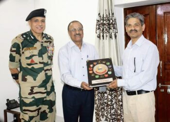 Special DG BSF and head of its Western command, Yogesh Bahadur Khurania  called on DGP RR Swain at Jammu.