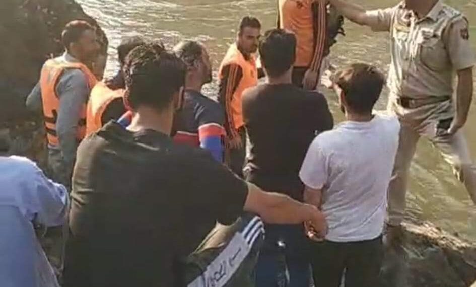 One local missing, 2 tourists rescued after portion of Thajwas glacier falls on them in Sonamarg