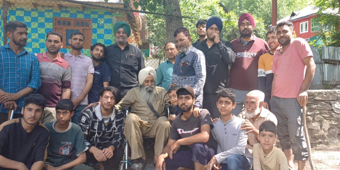 راجستھان کے 90 سالہ ایک سکھ نے 53 سال بعد پیر بابا سلیمان کے مزار پر چادر چڑھائی