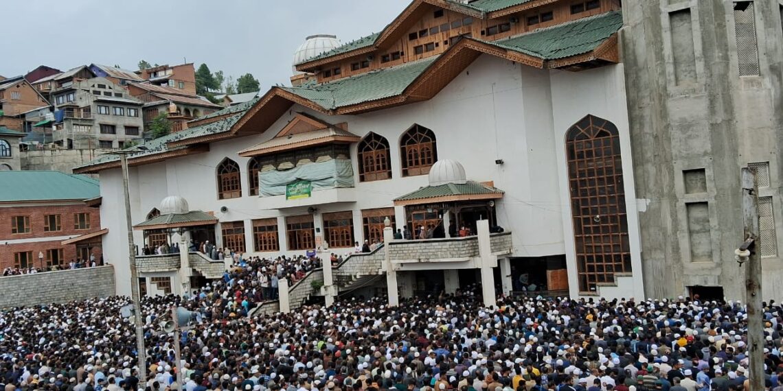 وادی کشمیر کے چرارشریف سے تعلق رکھنے والی درویش صفت خاتون، زوبہ صاحبہ آج وفات نماز جنازہ میں ھزاروں لوگوں نے شرکت کی۔