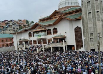 وادی کشمیر کے چرارشریف سے تعلق رکھنے والی درویش صفت خاتون، زوبہ صاحبہ آج وفات نماز جنازہ میں ھزاروں لوگوں نے شرکت کی۔