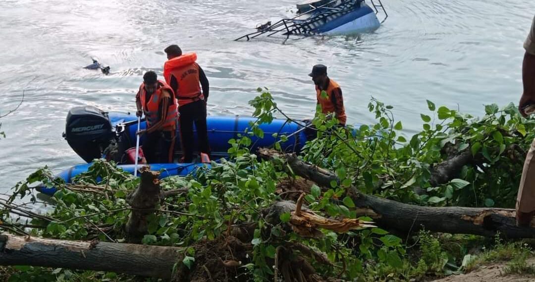 Speedy oil tanker falls into Jhelum in Sumbal