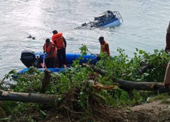 Speedy oil tanker falls into Jhelum in Sumbal