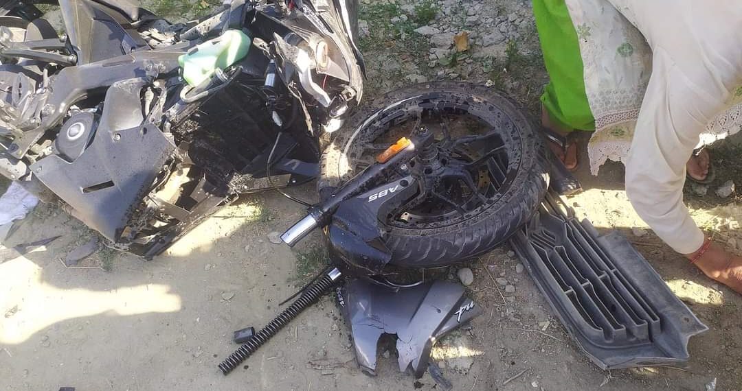 2 critically injured after bike collides head-on with vehicle in Sopore