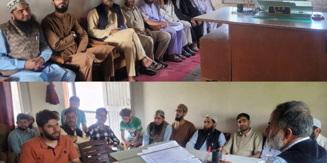 کرناہ میں محکمہ تعلیم کی لمبرداروں اور چوکیداروں سے میٹنگ