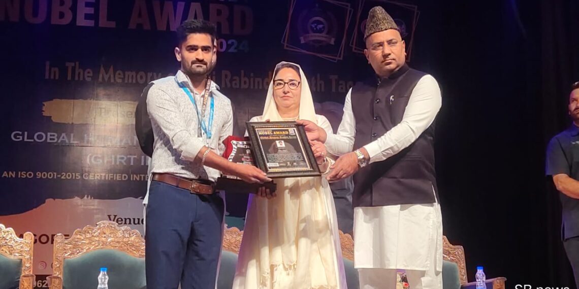 Dr Darakhshan Andrabi & Er G A Khatana felicitate human rights contributors at Srinagar