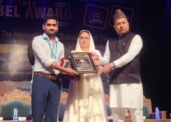 Dr Darakhshan Andrabi & Er G A Khatana felicitate human rights contributors at Srinagar