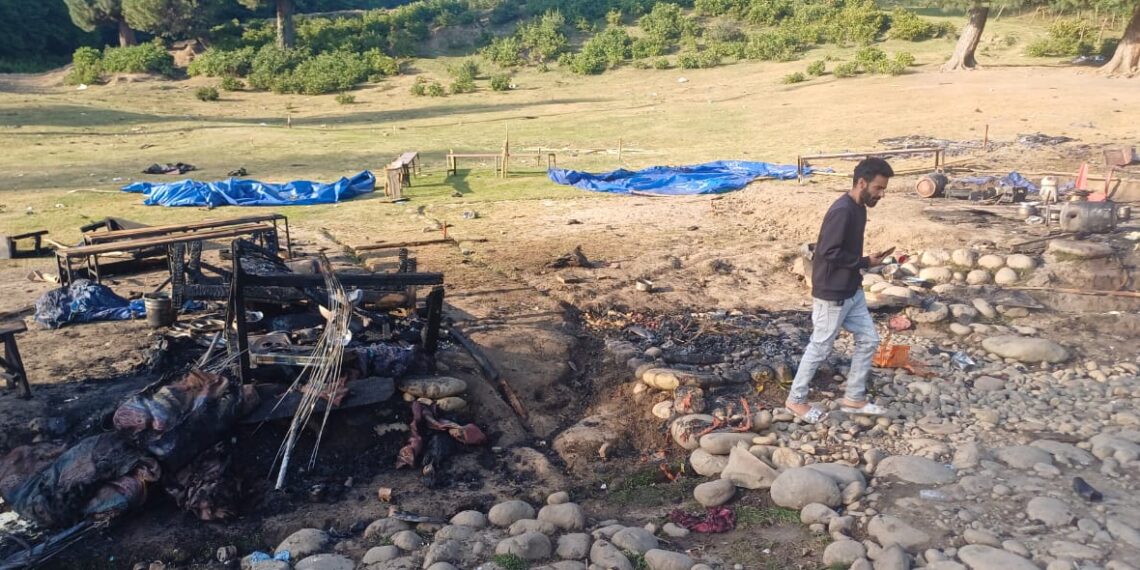 Several tea stalls gutted at Doodhpathri tourist resort