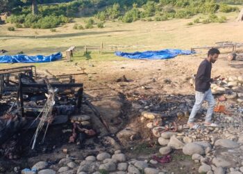 Several tea stalls gutted at Doodhpathri tourist resort